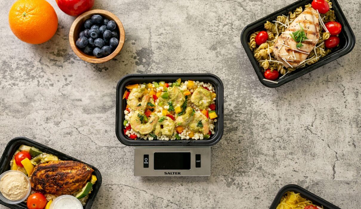balanced meal with calorie tracking app showing daily intake for weight loss