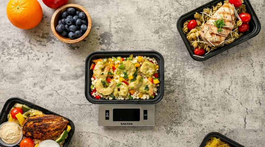 balanced meal with calorie tracking app showing daily intake for weight loss