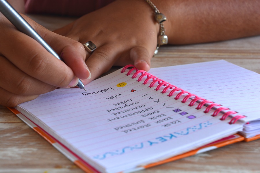 Different journaling styles including free writing structured and reflective journaling