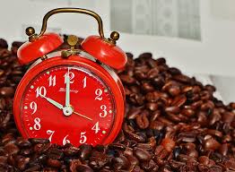 Plate of food with clock representing intermittent fasting eating window