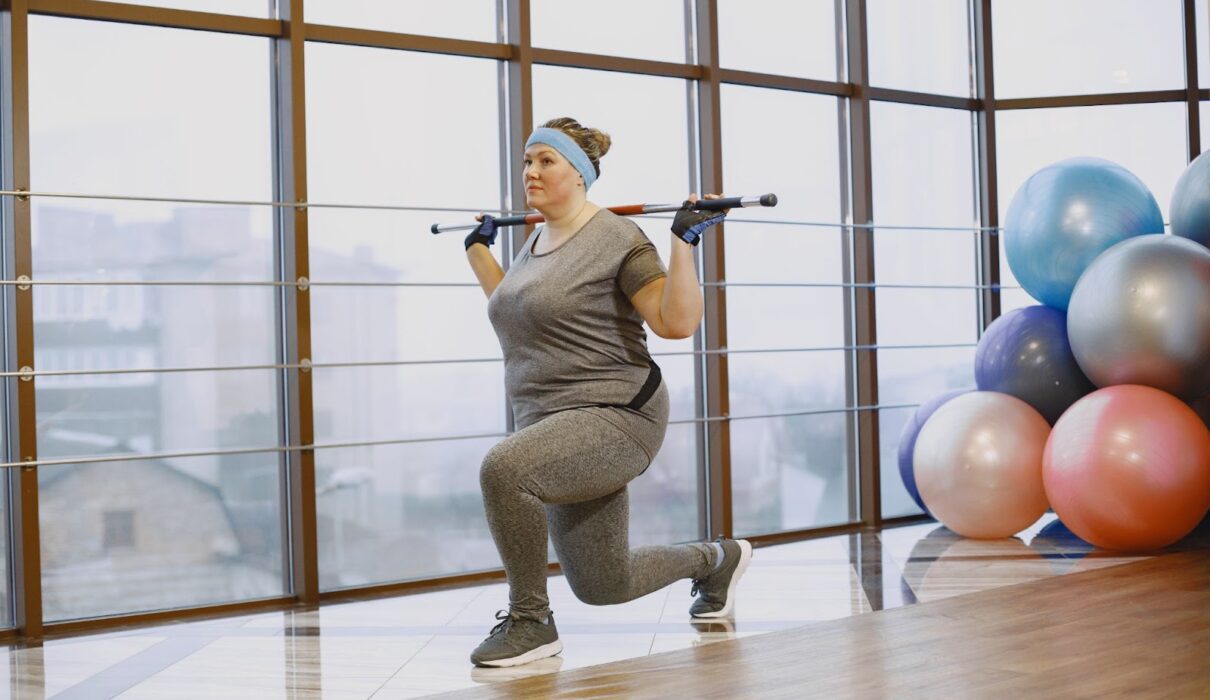 Person exercising at the gym but not losing weight due to hidden calorie intake and diet mistakes