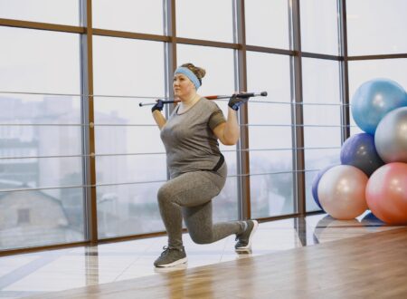 Person exercising at the gym but not losing weight due to hidden calorie intake and diet mistakes